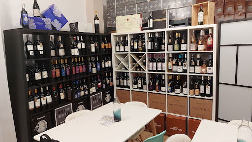 AMAVINOS TRIANA: tienda, catas de vinos y abaceria