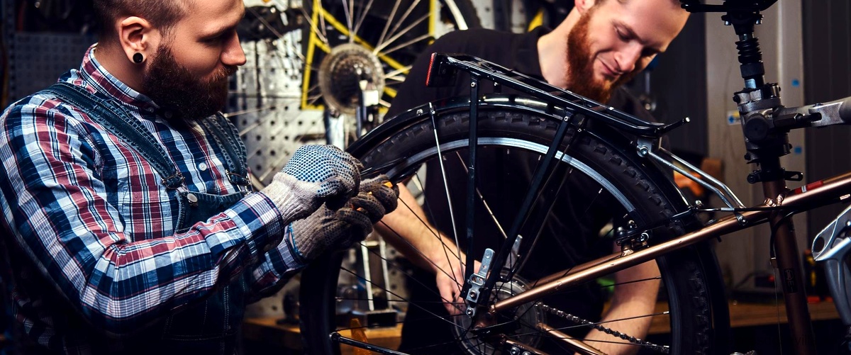 ¿Cuál es la función de un mecánico de bicicletas en un taller de bicicletas en Sevilla?